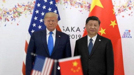 President Donald Trump and President Xi Jinping, in front of an American flag and Chinese flag.