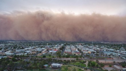 A photograph of a giant dust storm rolling towards the town of Mildura.