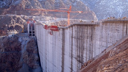 An image of a large dam under construction.